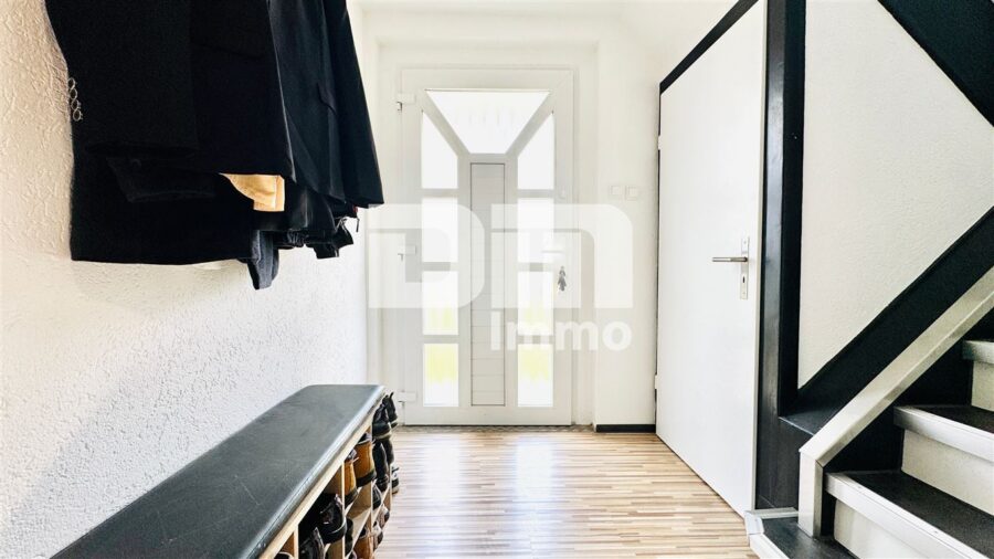 Modernisierte Doppelhaushälfte mit großem Grundstück und vielen Extras - EG Windfang / Haupteingang / Treppenaufgang